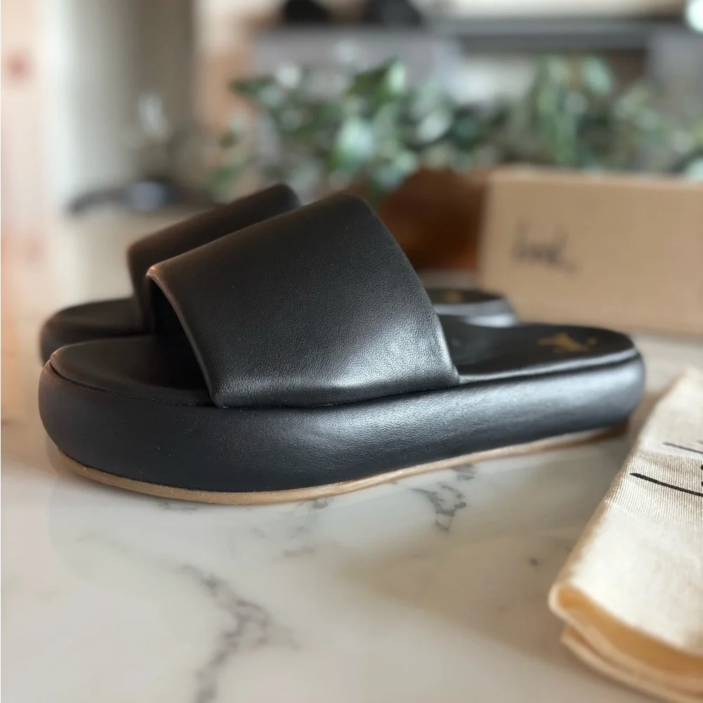 Beek Trumpeter Black Leather Sandal